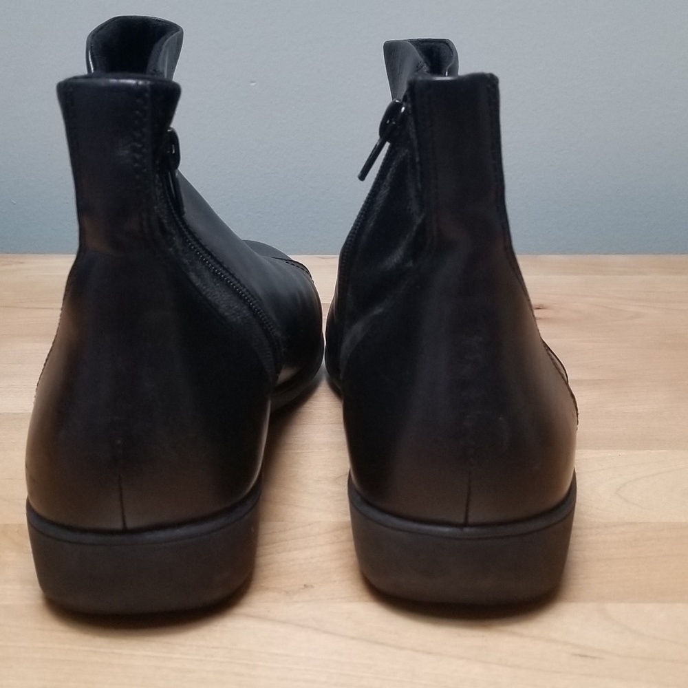 ARAVON | BLACK LEATHER SIDE ZIP BOOTIES, SZ 10 B - Picture 4 of 8